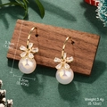 Pendientes de perlas vintage con flores de circón sobre soporte de madera - Estilo de Flor / Flor Dorada Perla Blanca