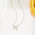 Collier élégant avec pendentif nœud en argent et diamants sur un plateau doré chic - Style de Noeud Argenté (883蝴蝶结项链 银色)