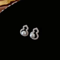 Nahaufnahme von silbernen Wulu-Ohrringen mit Zirkonia und weißer Perle - Silber (925 Sterling Silber Ohrringstift)