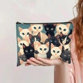 Vue détaillée d'une grande trousse de maquillage en toile avec imprimés chats et zip noir - Plusieurs Chats Style Illustration (jiaying0028)