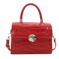 Bolso rojo con grabado de cocodrilo, cierre circular plateado y correa de hombro ajustable - Rojo
