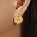Elegante vergulde ronde oorbellen met een vierkante witte zirkoon en micro-pave kristallen - Goud Ingelegde Witte Zirconia (F1389)
