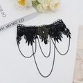 Collana choker in pizzo nero gotico con gemma vintage e ciondoli a catenella - Collana con pietre preziose