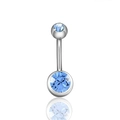 Piercing de nombril en acier avec deux cristaux bleus sur fond blanc épuré - Bleu clair