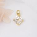 Primer plano de un colgante cuadrado de cobre dorado con circonitas claras talla baguette - Blanco Transparente