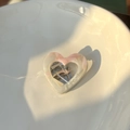 Elegante fermaglio per capelli a cuore in acetato con trama marmorea rosa su piatto - Motivo marmo rosa
