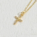 Elegante collar de cruz dorada con colgante de rayo en circón y cadena minimalista - Cruz Rayo / Oro de 14K