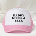 Dettaglio del cappellino trucker in mesh rosa e bianco con stampa Daddy Needs A Beer - Taglia unica / Rosa