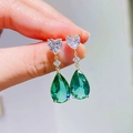 Orecchini pendenti dorati con zircone a cuore e cristallo verde a forma di pera - Base Dorata / Verde