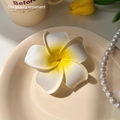 Witte en gele plumeria bloem haarclip met een matte afwerking op een keramisch bord - 7cm / Frangipani (Medium)