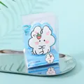 Mini squishy konijnennotitieboekje in wit met aardbeidetail en blauwe sleutelhanger - 5.1x5.6cm / Blauw Pluizig Konijn