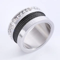 Anillo ancho de acero inoxidable con cristales cuadrados, cable negro y números romanos - US 6 / Color Acero