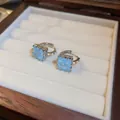 Orecchini quadrati blu chiaro in resina con finitura argento e zirconi brillanti - Clip per orecchi quadrata verde