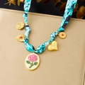 Collana vintage placcata oro con ciondolo a rosa e catena in tessuto floreale blu in acciaio - Collana N3907