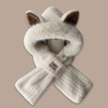 Detalle macro de bufanda con capucha de felpa beige con lindas orejas de animales y pelo - Onda de Agua Beige