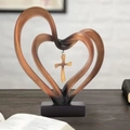 Sculpture moderne en résine à double cœur avec croix en bois sur socle foncé - Brun Grain de Bois