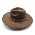 Klassieke donkerbruine fedora hoed met brede rand en imitatieleren band met gouden klinknagel - M (56-59cm) / Bruin Faux Suède