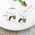 Ciondolo panda in smalto con cesto di bambù e bordi dorati, altezza di 27 mm - Panda con Cesto