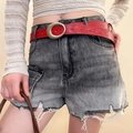 Détail d'une ceinture en cuir rouge à motif crocodile avec boucle ronde en métal argenté - 17# Rouge Irrégulier Motif Croco