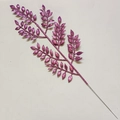 Dettaglio di foglie artificiali magenta con finitura glitterata per decoro festivo - Viola