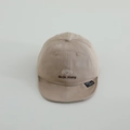 Detail der Baby-Baumwollmütze mit süßer Elefanten-Stickerei und weichem Stoffschirm - 50cm 1-3 Jahre / Khaki