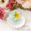 Pince à cheveux fleur de frangipanier dégradé bleu et jaune sur un coquillage blanc - Bleu