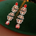 Details von roten Tropfen-Edelsteinen und silbernen Schmetterlingen auf Samt - Silber mit Rot (Silberstift)