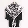 Sciarpa quadrata minimalista con motivo greco nero e bianco su maglia nera - Griglia Bianca e Nera (Greca)