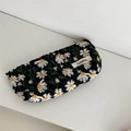 Dettaglio del ricamo floreale su borsa cosmetica in tela nera con cerniera - Astuccio / Nero