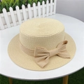 Dettaglio di un cappello di paglia con nastro kaki a righe e fiocco decorativo - M (56-58cm) Regolabile / Beige