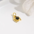 Dettaglio macro del ciondolo a ragno dorato con zircone nero a forma di cuore - Nero