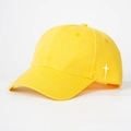 Détail de la casquette de baseball en coton jaune avec broderie croix et texture sergé - Taille unique / Jaune