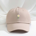 Berretto da baseball in cotone beige con ricamo a margherita su sfondo di tessuto bianco - Cachi Chiaro