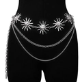 Detalle de cadena de cintura de metal plateado con sol y borlas en maniquí negro - Estilo Sol Triple Capa Plateado