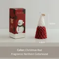 Weihnachtsbaum Duftkerze in Rot und Weiß mit Zedernholz Aroma und festlicher Geschenkbox - Weihnachtsrot (Nordische Zeder) / Weihnachtsrot