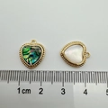 18K vergulde hartjeshangers met abalone schelp en parelmoer op een witte achtergrond - Small Hart (Abalone Schelp)