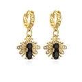 Detalle de pendientes de abeja chapados en oro con gemas negras y alas de cristal brillante - Negro