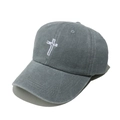Detalle de gorra de béisbol gris lavado con bordado de cruz de Jesús y costuras reforzadas - M (56-58cm) / Gris
