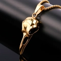 Detalle de un collar con colgante de calavera de águila dorada sobre fondo negro - Colgante Dorado Envejecido Solo (Sin Cadena)