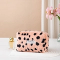 Beauty case in peluche rosa leopardato con etichetta LOVE & YOUTH su vassoio decorativo - Rosa