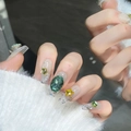 Handgefertigte Kunstnägel mit grünen Edelsteinen, goldenen Sternen und glitzernden Pailletten - Extra Klein (XS) / Minzgrün