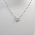 Elegante S925 Sterlingsilber Brezel-Herz-Halskette mit Zirkonia auf einer weißen Büste - Silberne Brezelknoten-Halskette