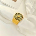 Dettaglio dell'anello regolabile dorato con turchese quadrato e motivo a diamante - Aperto Regolabile / Oro 18k