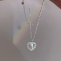 Silberne Herzenskette mit irisierendem Opal-Anhänger und feiner Zirkonia-Umrandung - Silber