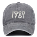 Dettaglio del ricamo 1989 sul berretto da baseball in cotone grigio scuro lavato - Grigio