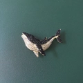 Squisita spilla a balena dorata con strass neri e bianchi brillanti incastonati - Spilla balena con strass / Nero