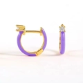 Dettaglio degli orecchini dorati con smalto viola e intarsio di cristallo lucido - Viola
