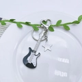 Détail du porte-clés guitare Y2K avec finition émail noir et blanc et pendentif étoile - Guitare (Grande Étoile) / Noir