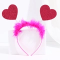 Detalle de diadema de plumas rosas con corazones de lentejuelas rojas para San Valentín - Diadema Antena Corazón Rojo Pluma Rosa (No. 30)