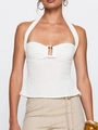 Dettaglio del crop top bianco a coste con scollo all'americana e fibbia ambrata - Bianco
